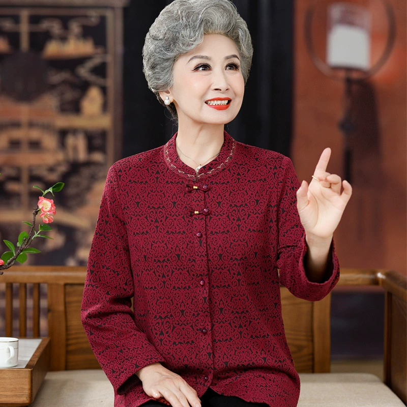 Люди среднего и пожилого возраста благородные бабушки осенние рубашки мамы тонкие пальто