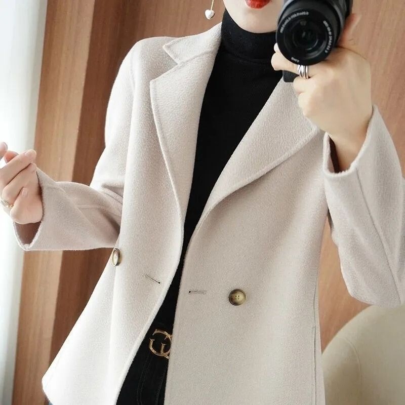 New casual coat for mothers, thin coat with a stylish Chanel-inspired design, slim-fit, short style for petite young women in autumn and winter