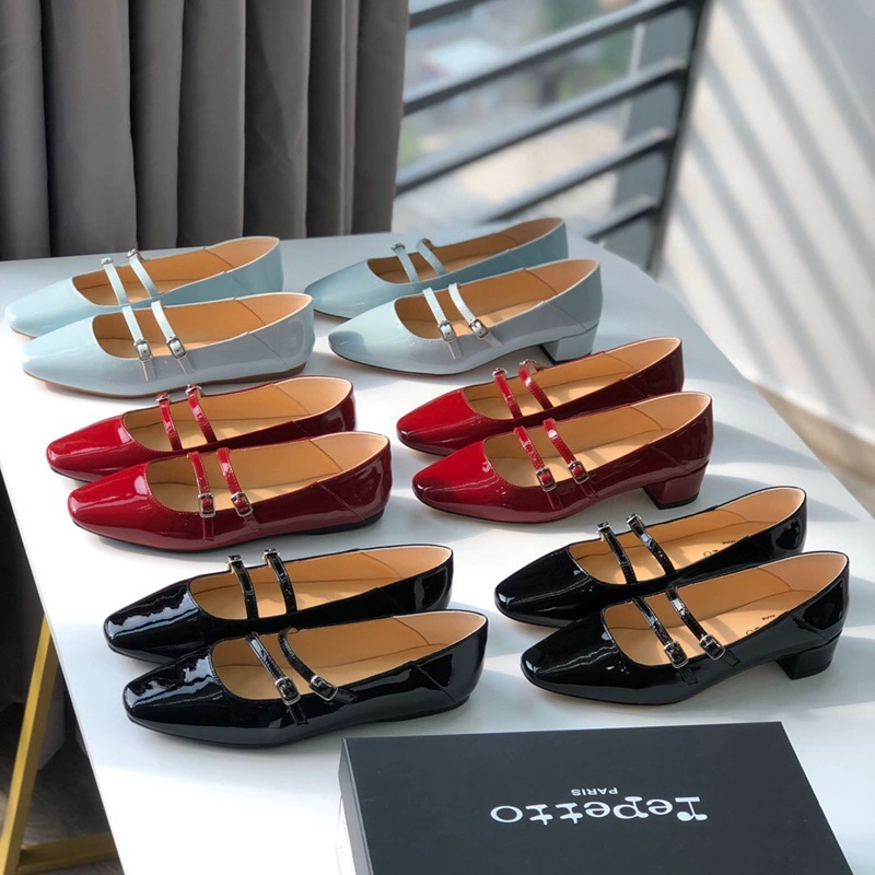 Новые балетки 2024 года, квадратный носок, средний каблук, лакированная кожа, модель Мэри Джейн с ремешком на пряжке, элегантные красные туфли.