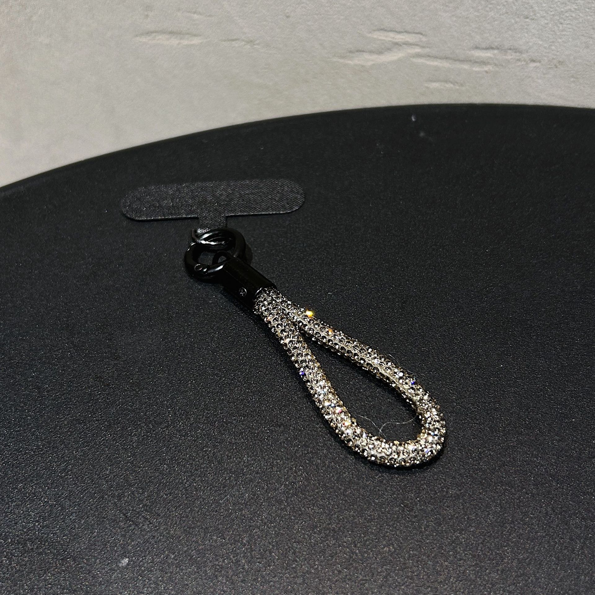 Colgante de diamante de alta sensación colorido perlas de diamante flash clip de teléfono móvil hebilla de metal resistente a la caída colgante de cadena corta resistente a la pérdida de cuello