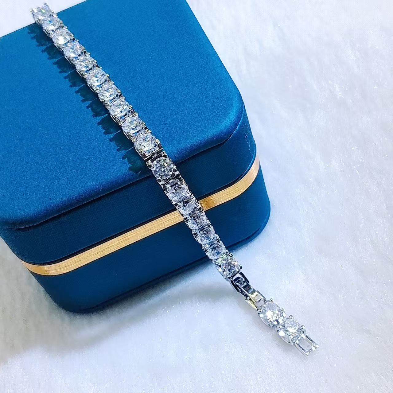 흰색 황소 머리 팔찌