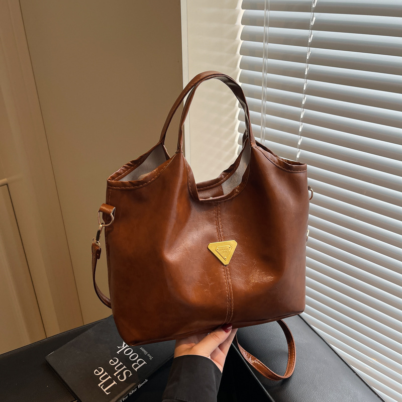 Tide retro nicho bolso de mano mujer 2025 primavera nueva piel de cera de aceite de transporte de gran capacidad bolso de hombro mochila