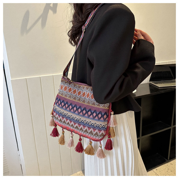 Women's Medium Special Geometric Ethnic Style Tassel Zipper Crossbody Bag display picture 16