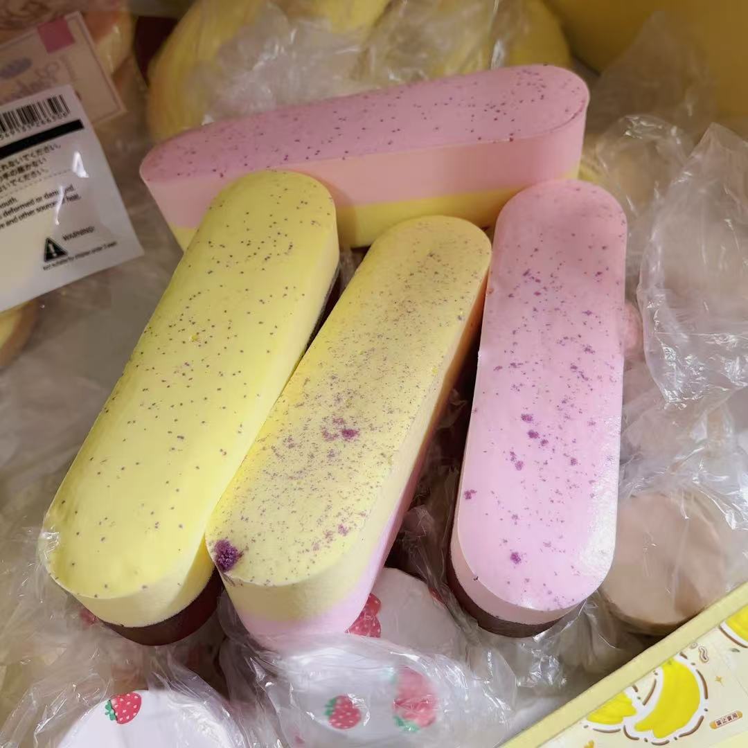 무작위로 젖고 부드러운 색상의 타원형 스트립이 느리게 반동합니다.