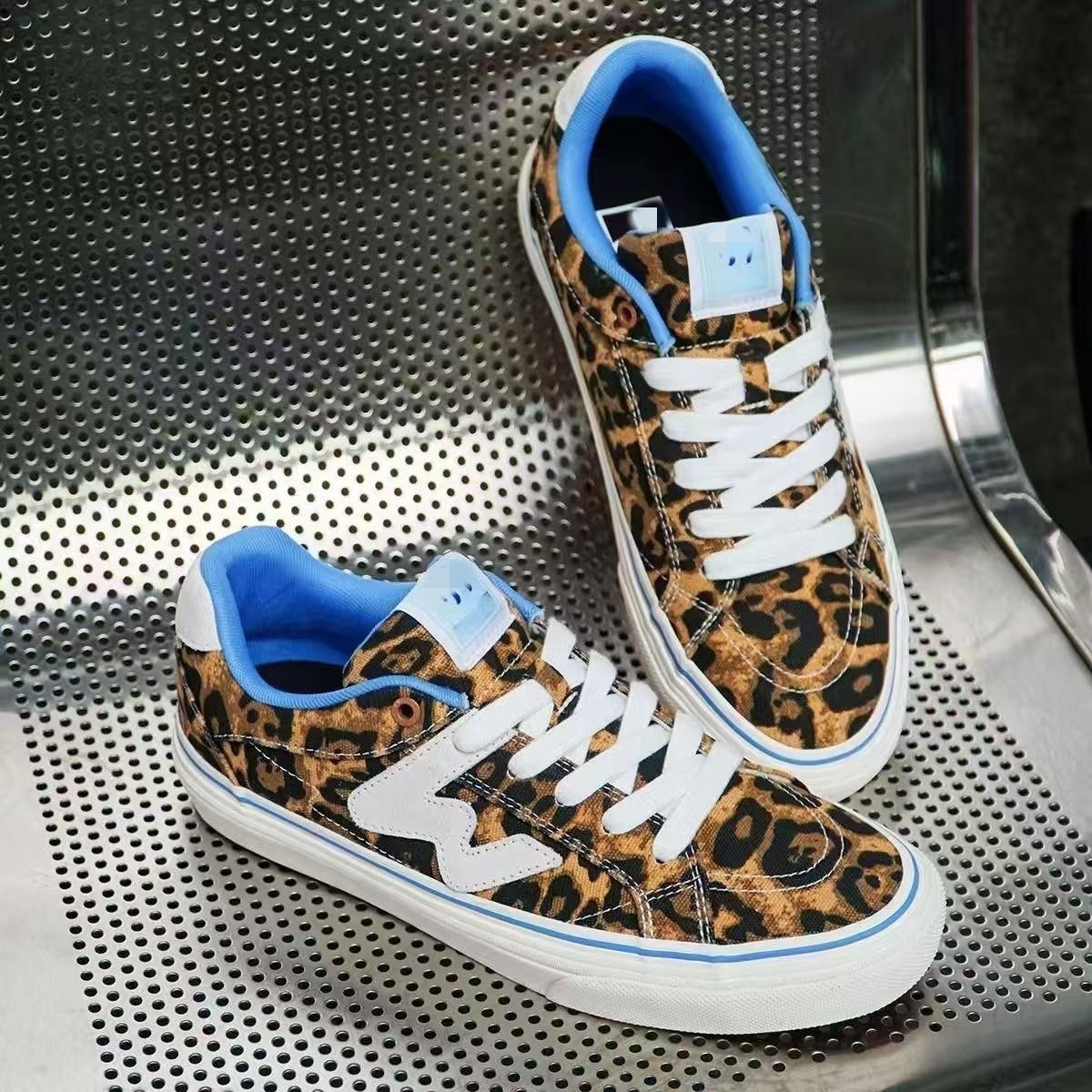Hong Kong estilo clásico versátil estampado de leopardo zapatos blancos bajos in tide mujeres otoño 2025 nuevo estilo de moda zapatos de skate casuales