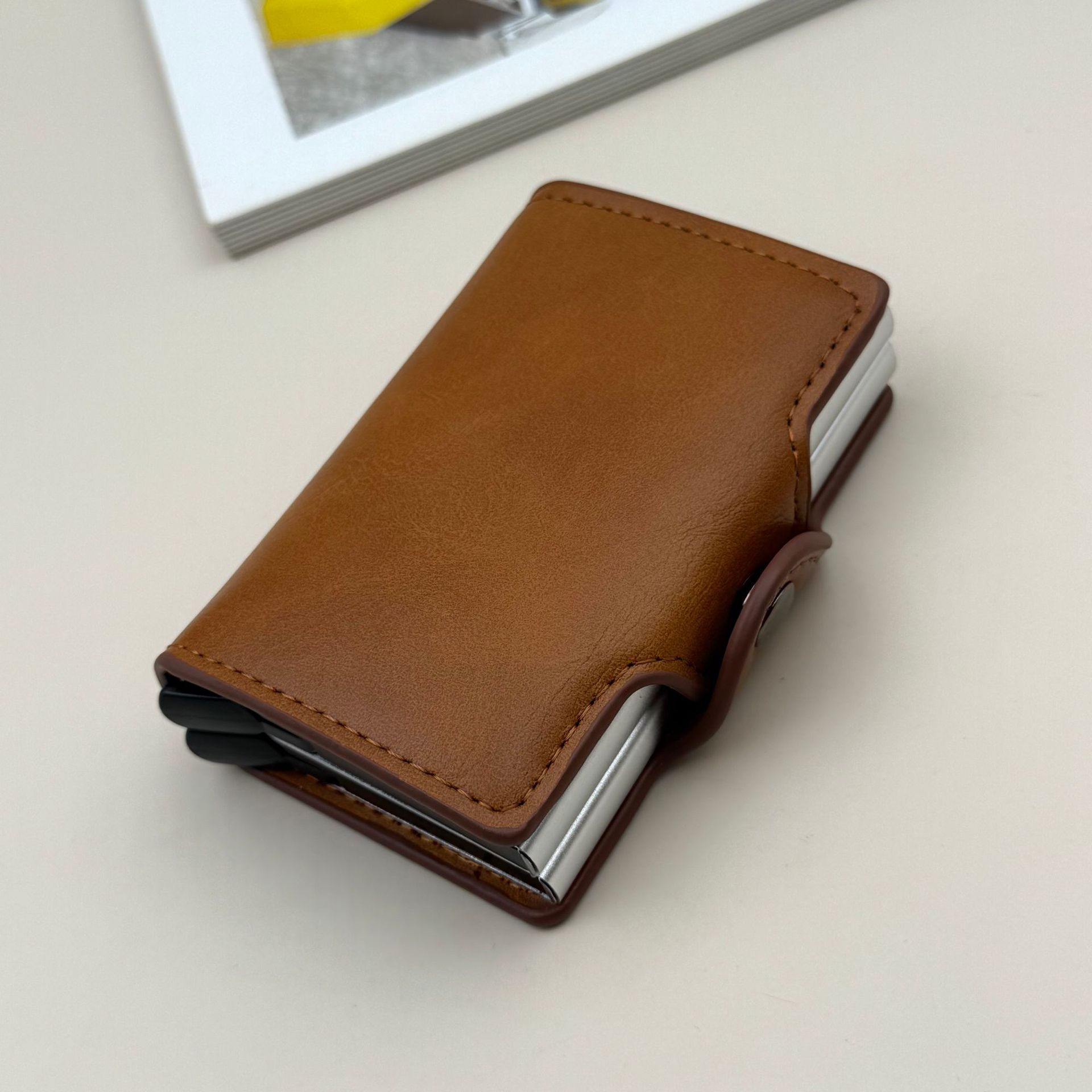 Nuevo anti-damagnetismo simple bolsa de tarjetas de doble aluminio euroamericano tarjeta de resorte automática de gran capacidad multifuncional tarjeta de sujeción de stock spot transfronterizo