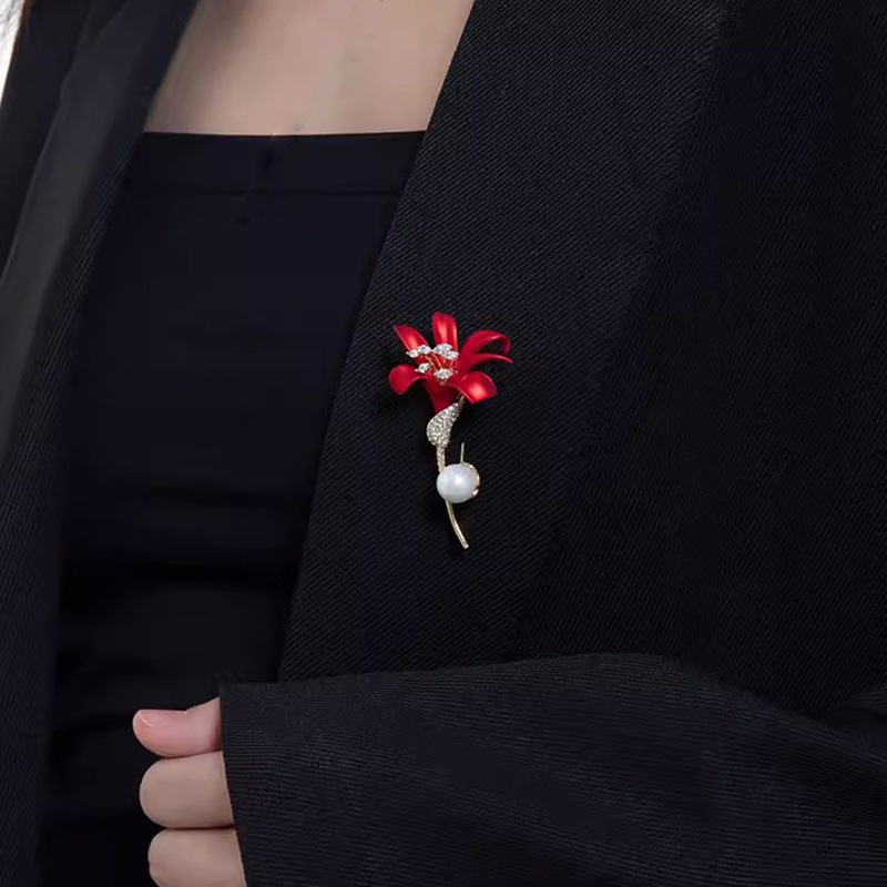 赤い木の綿のブローチの高級な女性の優雅な気質のスーツのピンの豪華な百合の胸の花のタキシードの装飾品|undefined