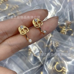 Dijia D ファミリー版レター CD ダイヤモンド U 字型イヤリング女性用ファッションシンプルな半円イヤリング女性工場卸売