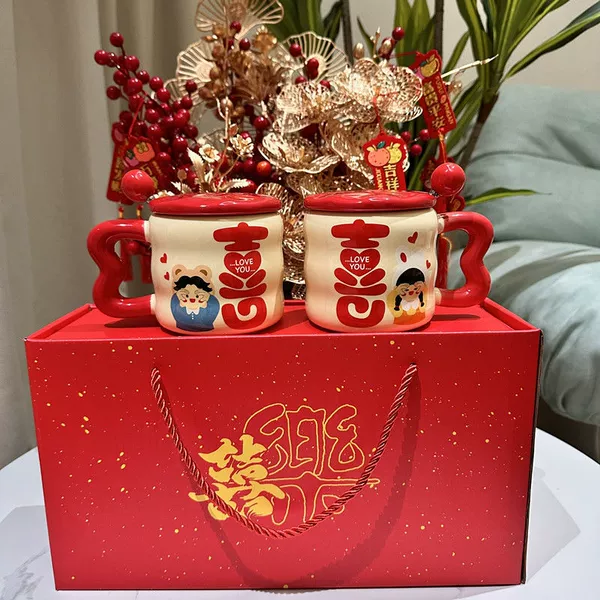Festive pairing of cups in a red gift box [cup + lid + spoon]
