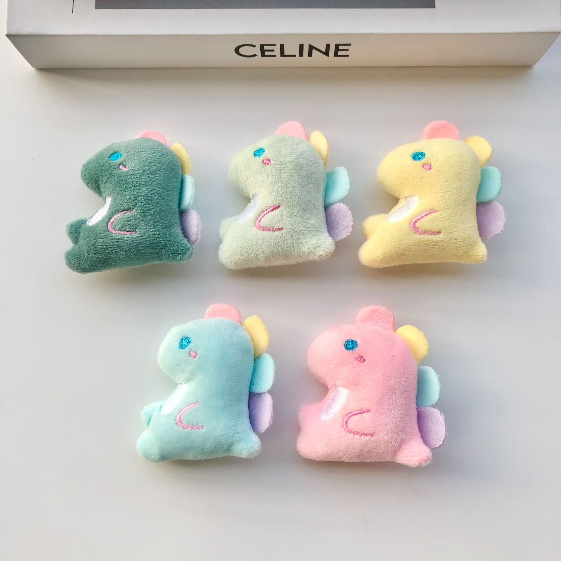 多巴胺毛绒布艺恐龙七彩软萌恐龙公仔包包围巾鞋服diy装饰品辅料