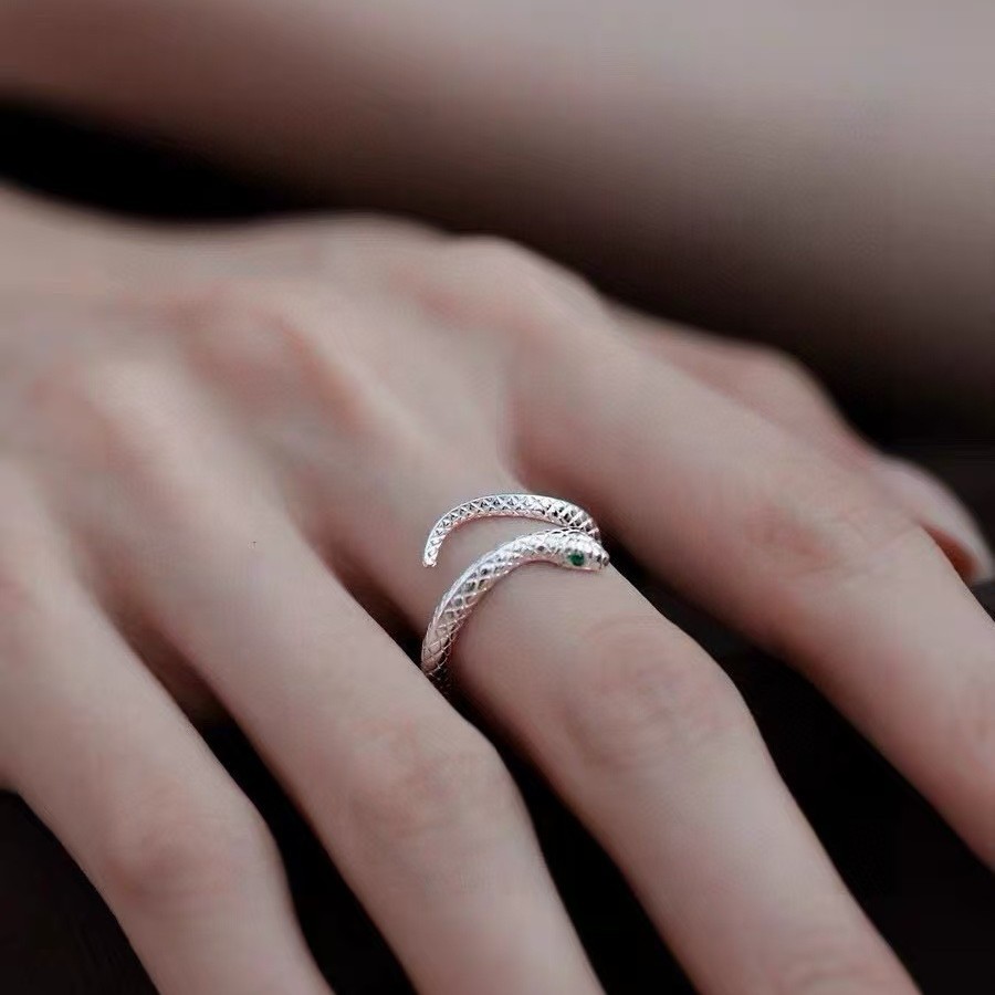 99  그린 다이아몬드 작은 뱀 반지  패션 반지 차가운 성격 오픈 반지 남성과 여성 반지 도매