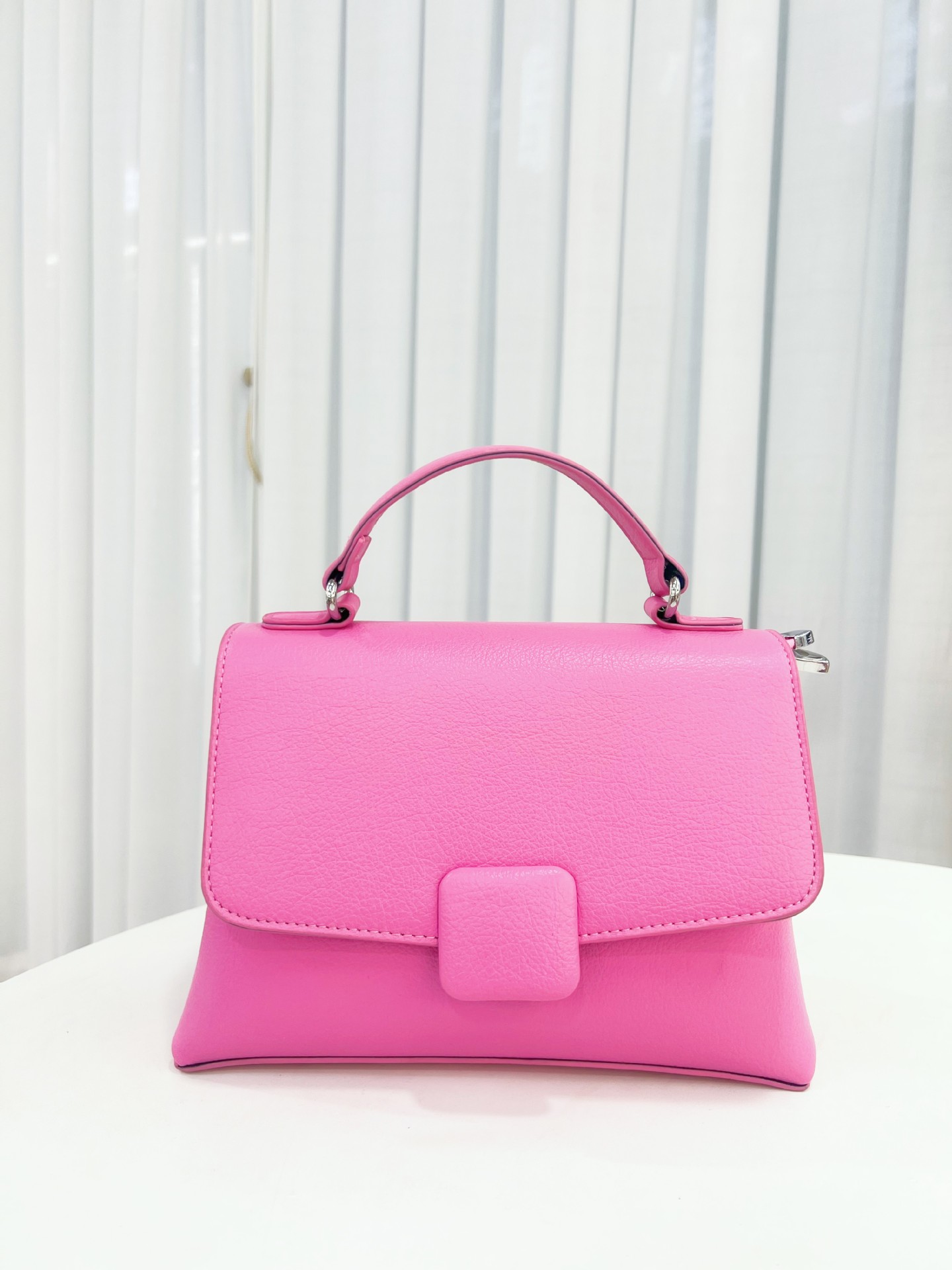 Women's Medium Pu Leather Solid Color Classic Style Square Zipper Handbag display picture 2