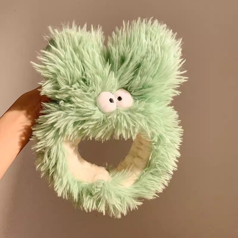 顔を洗って髪を洗って新型の少女の韓国の化粧をつけてマスクの専用のカチューシャをつけます。