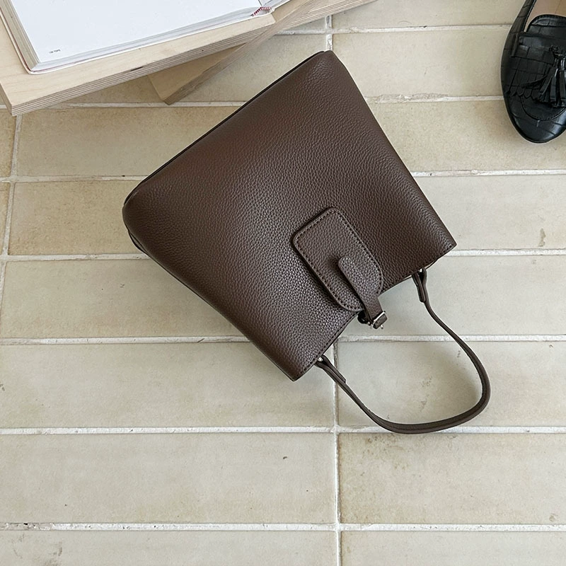 Текст Basket Shoulder Bag — просторная, универсальная сумка на одно плечо в нескольких цветах