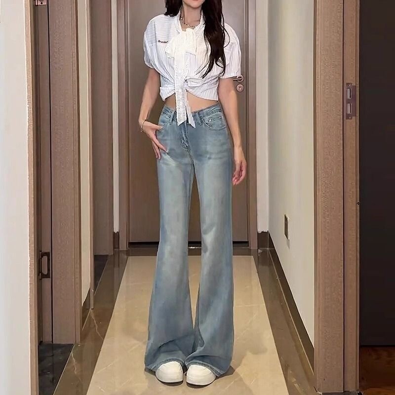 American-Style Mid-Waist Light Blue Non-Tight-Fitting Flared Jeans for Women, with a Stylish Drape and Slim Fit American-Style Mid-Waist Light Blue Non-Tight-Fitting Flared Jeans for Women, with a Stylish Drape and Slim Fit