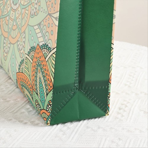 Non-woven bags can be printed with LOGO, three-dimensional handbags, gift bags, and color-printed laminated bags can be customized.