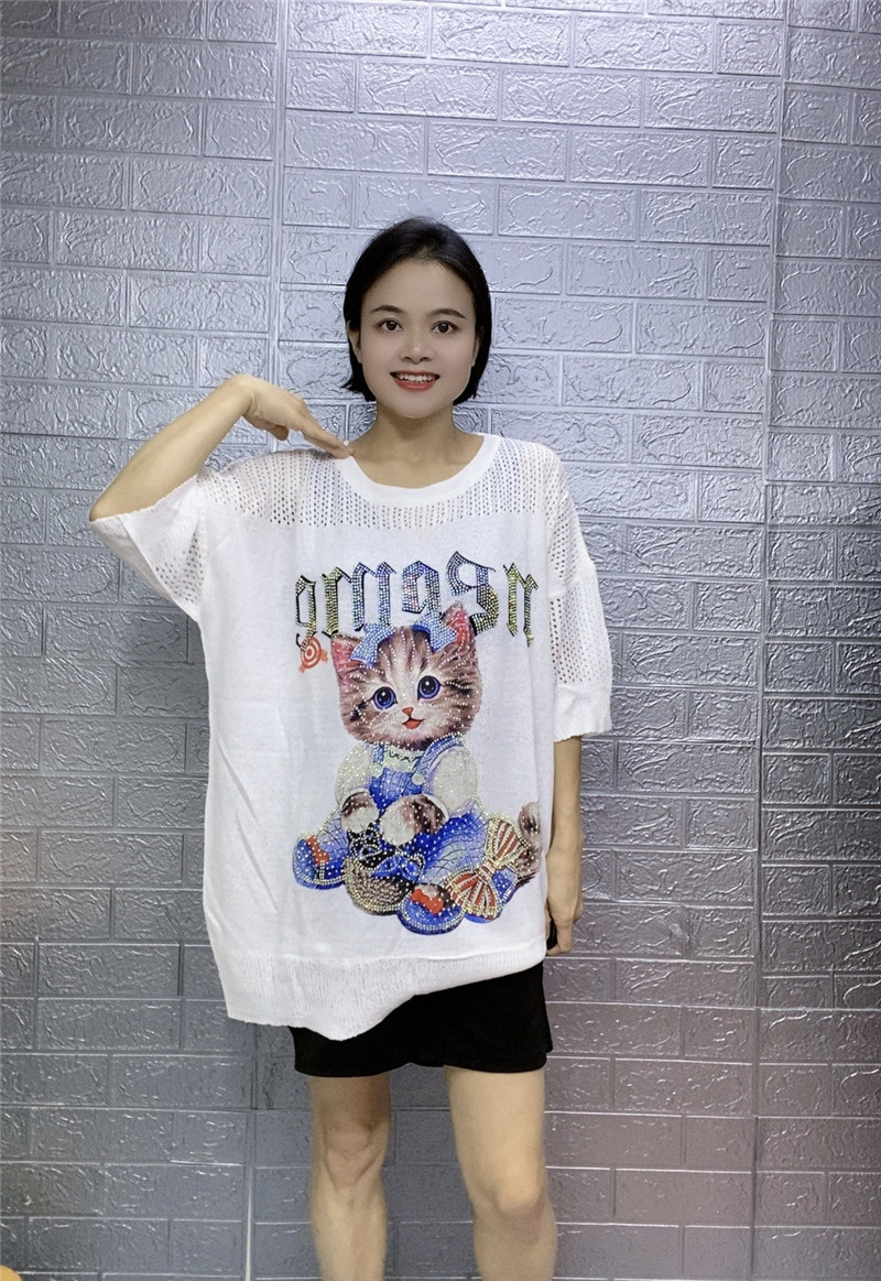 Γυναικείο μακρύ γυναικείο μπλουζάκι με στρογγυλή λαιμόκοψη και διαμάντια, σε πωλήσεις, για το καλοκαίρι._voghion.com