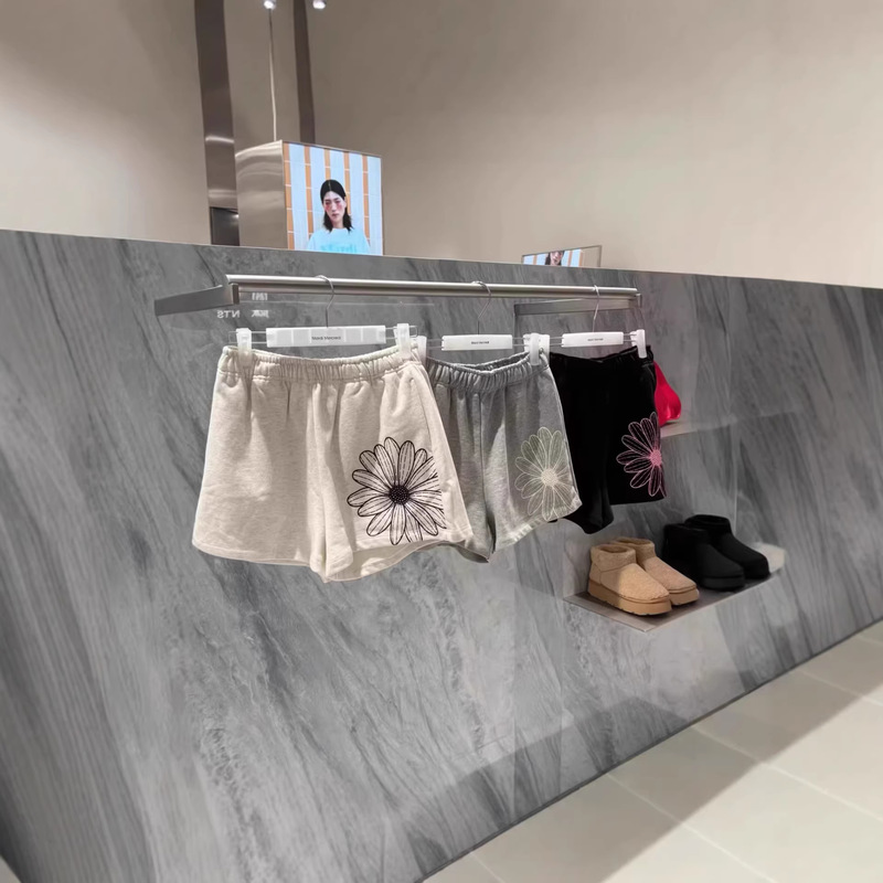 In-Stock Korean Trendy Brand Mardi Shorts, New Summer Style, Classic Large Logo Print, Casual Five-Point Shorts, Fashionable and Versatile In-Stock Korean Trendy Brand Mardi Shorts, New Summer Style, Classic Large Logo Print, Casual Five-Point Shorts, Fashionable and Versatile