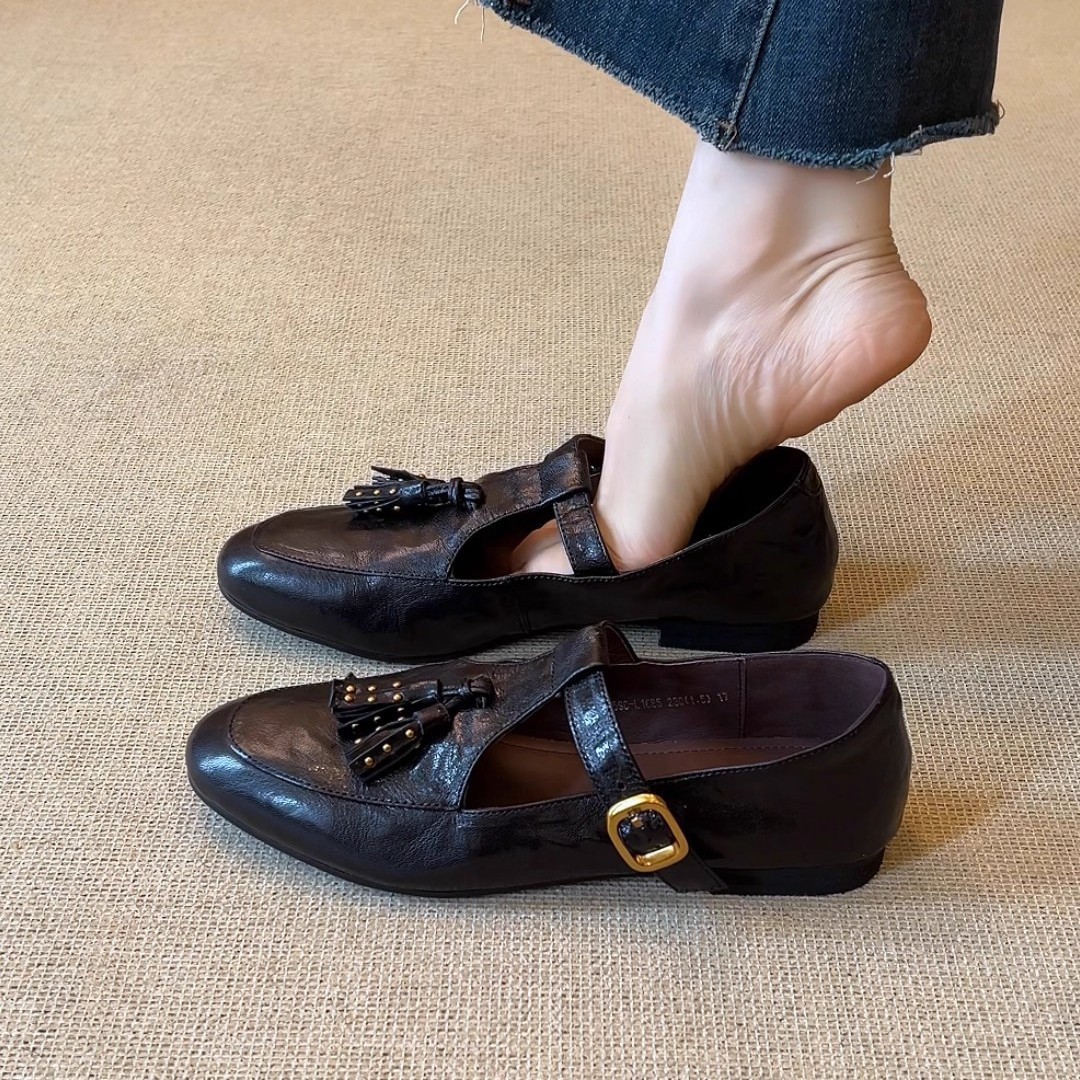 In-Stock Niche Retro French Round-Toe Women's Leather Shoes with British Design, Casual Flat Tassel Studded Shoes