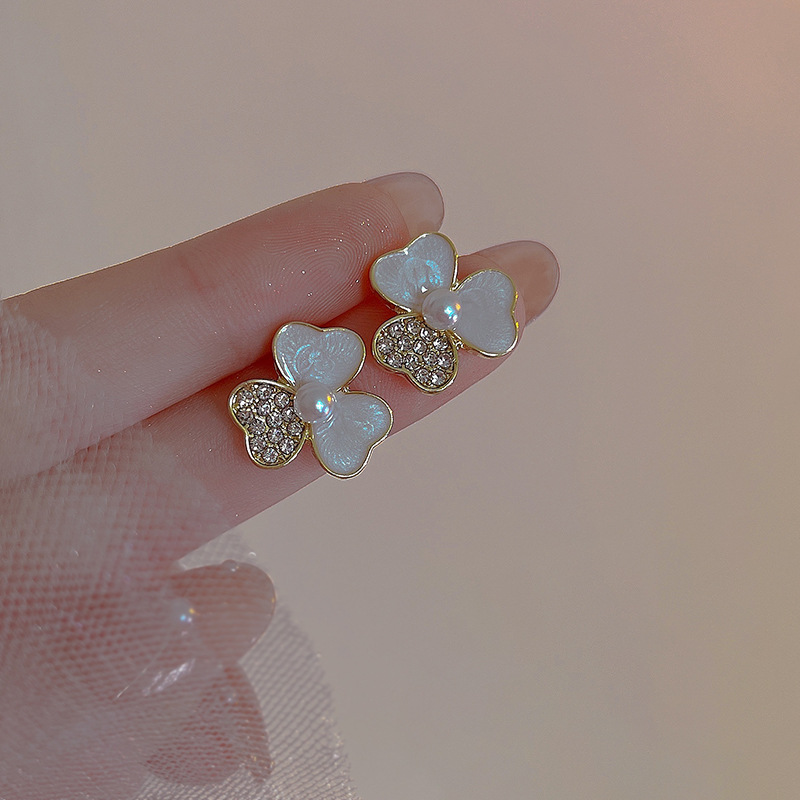 Small summer fresh fashionable universal earrings from pearl