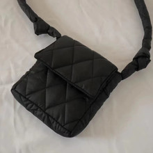 韩国独立设计师品牌黑色尼龙防水小棉包经典菱格纹斜挎迷你手机包