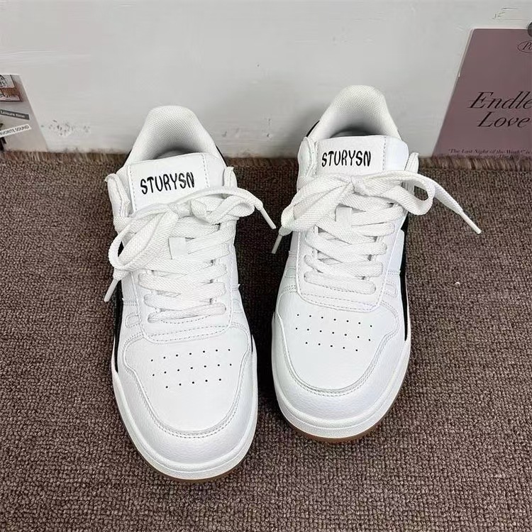 Zapatos de hombre con suela gruesa aumentada de altura crema, zapatos blancos bajos, zapatos de hombre de otoño, zapatos de skate de entrenamiento moral.