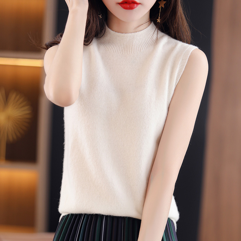 半高襟ベストの女性の袖なしの底のシャツの中に秋の黒い底のシャツのゆったりしているニットの上着を掛けて夏を着ます。|undefined