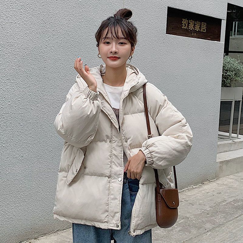 秋冬の新型のショートダウンの綿服の女性韓国版のゆったりした学生のパン服と帽子の保温の綿服のコートが湿っています。
