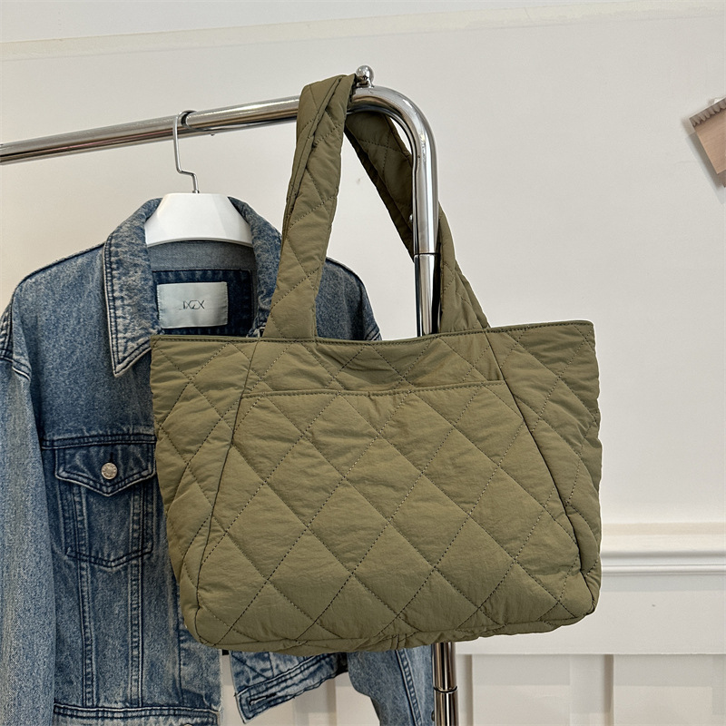 Bolso de tela de nylon bolso de mujer gran capacidad otoño / invierno 2024 nuevo bolso de hombro casual bolso de viaje de diamante