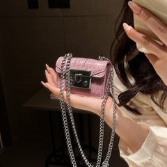 Mini chain bag for women, 2023 new Korean style, minimalist small square bag, high-end crossbody bag for niche fashion.