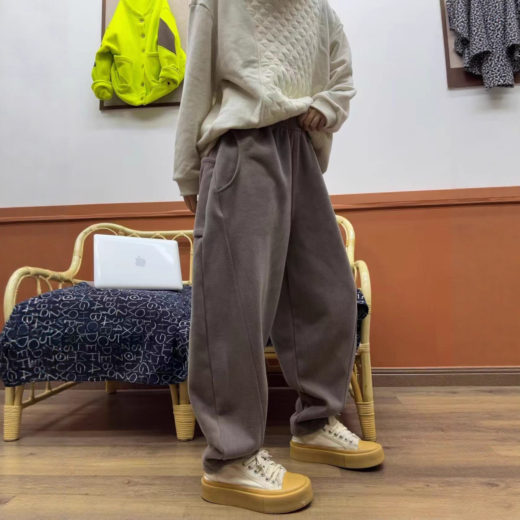 爆款加绒卫裤女松紧腰2025冬新款宽松百搭休闲时尚显瘦哈伦裤长裤