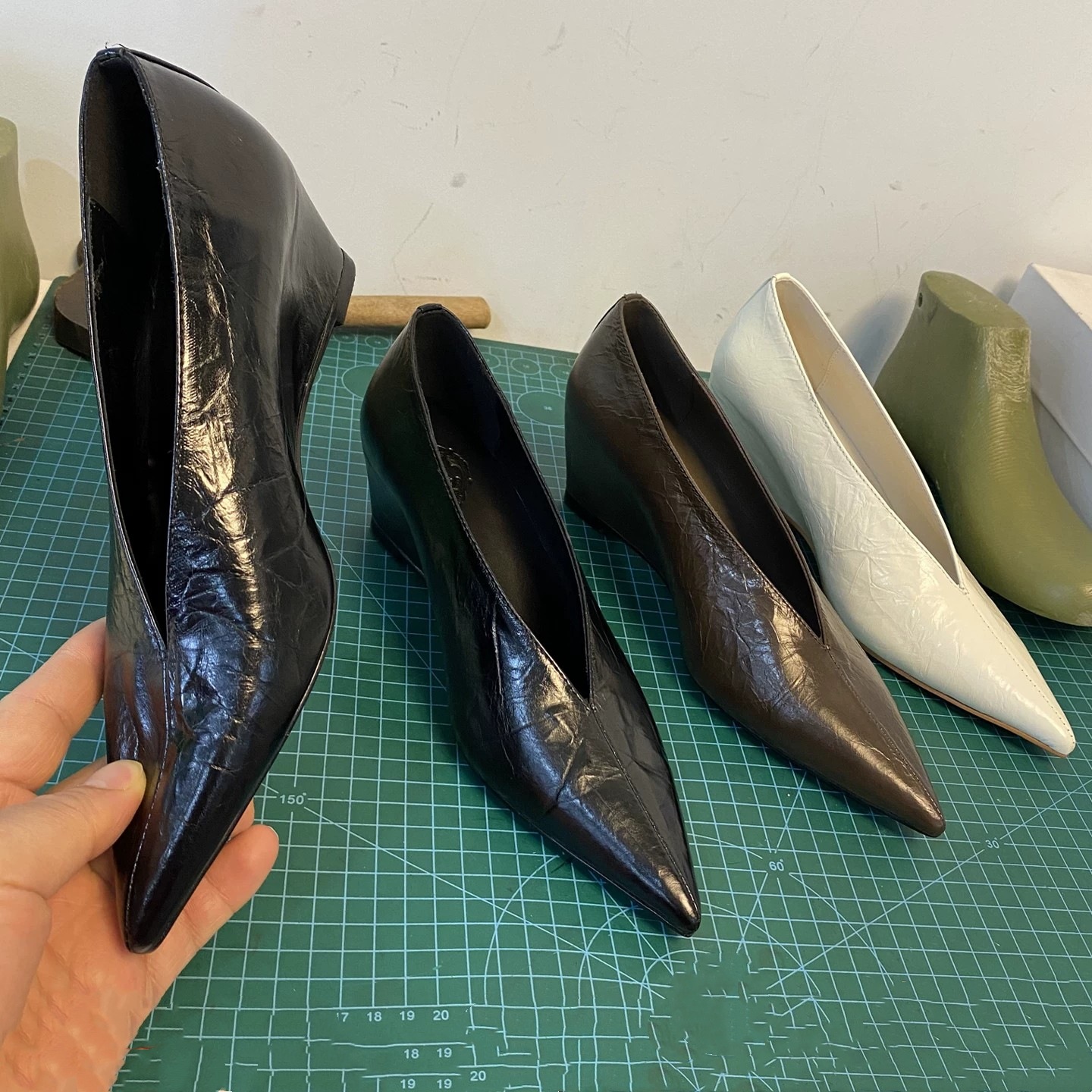 Handmade genuine leather old money style fashionable pointed-toe high-heeled women's shoes with internal height increase, V-cut simple versatile granny shoes for women