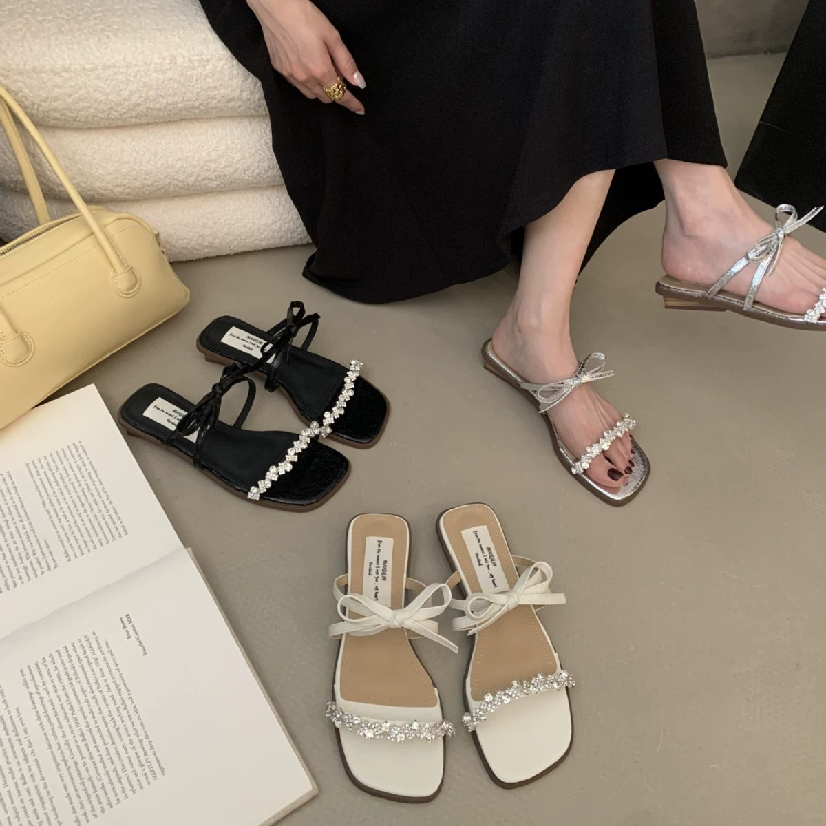 Французские стразы с бантами на низком каблуке холодные тапочки женская наружная одежда 2025 новая мода с открытыми пальцами
