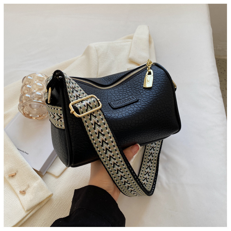 2024 Nuova borsa piccola popolare per le donne in autunno e inverno, borsa a tracolla a banda larga alla moda versatile, borsa a cuscino rossa Internet_voghion.com