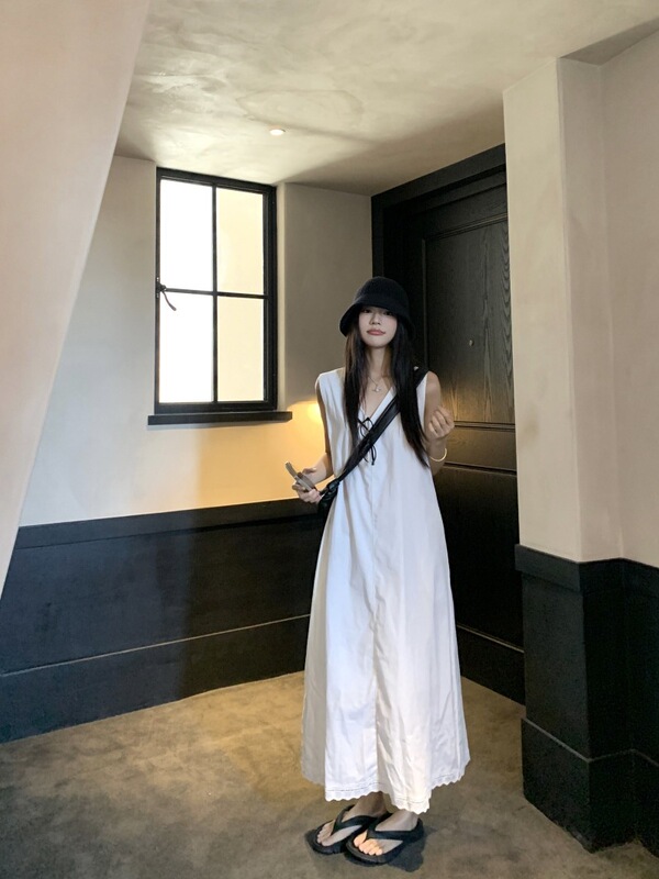 Casual White V Neck Korean Vest Dress for Women in Summer, Slimming Look, Niche Elegant, Long Skirt, Lazy Casual A-Line Skirt