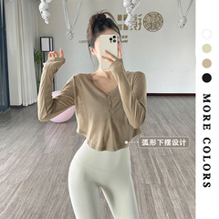 ヨガ服の薄いスポーツ上着の女性はゆったりとしていて、通気性があります。