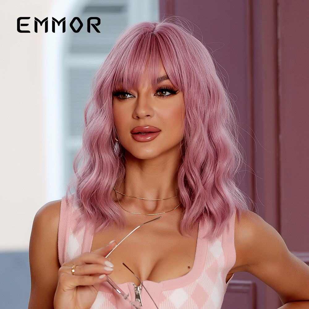 Cabeza de bobo Amazon venta caliente Qi flequillo rosa fibra química seda de alta temperatura hasta los hombros cabello corto rizado peluca de estilo europeo y americano