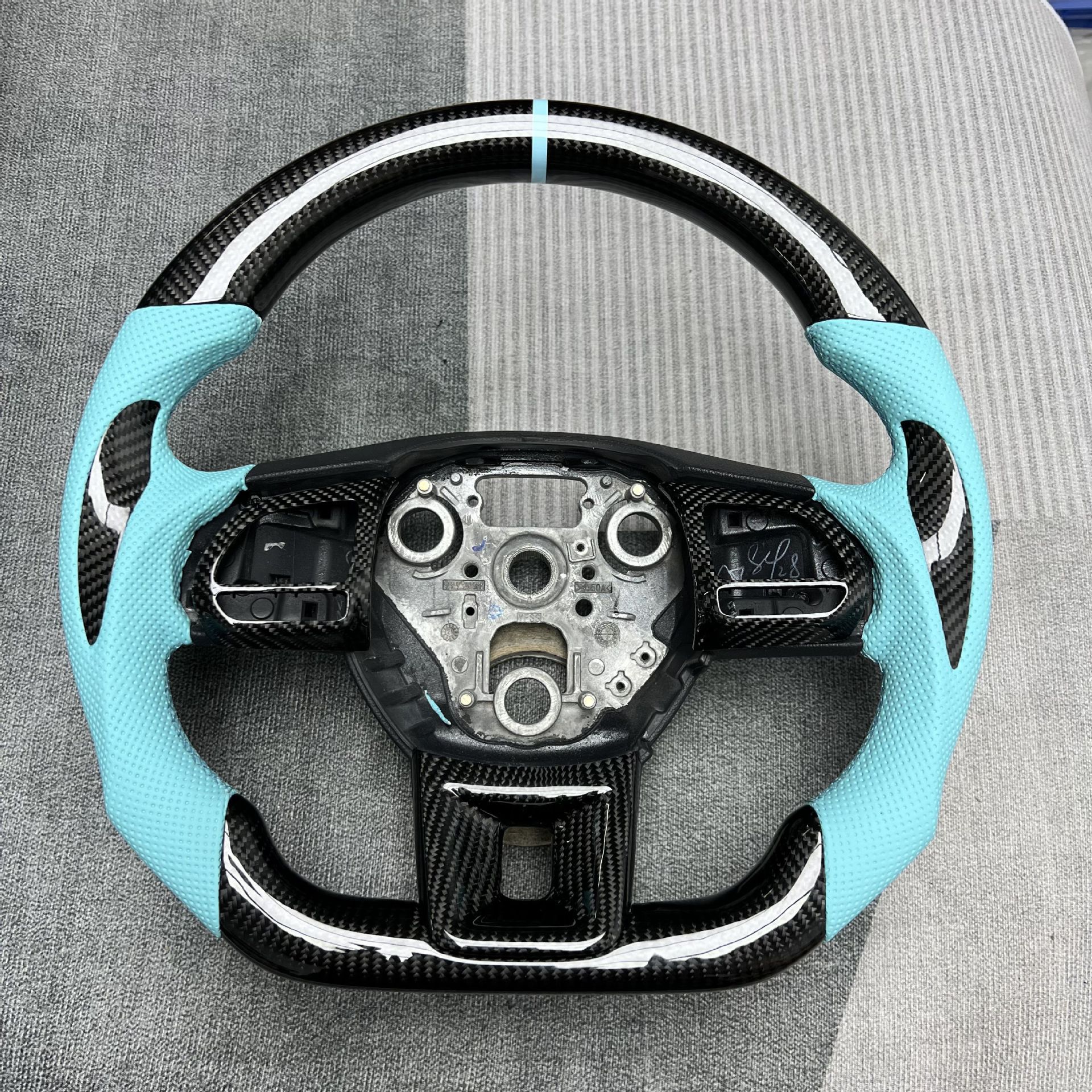 Custom Carbon Fiber Steering Wheel from the Source Manufacturer, Suitable for Modification and Processing of Roewe Mg Car Steering Wheels
