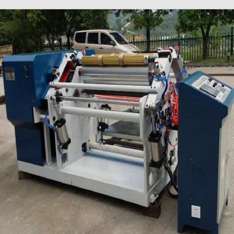 Una mina suministró la máquina de corte de tela no tejida, la máquina de bobinado y nivelación es simple y conveniente.