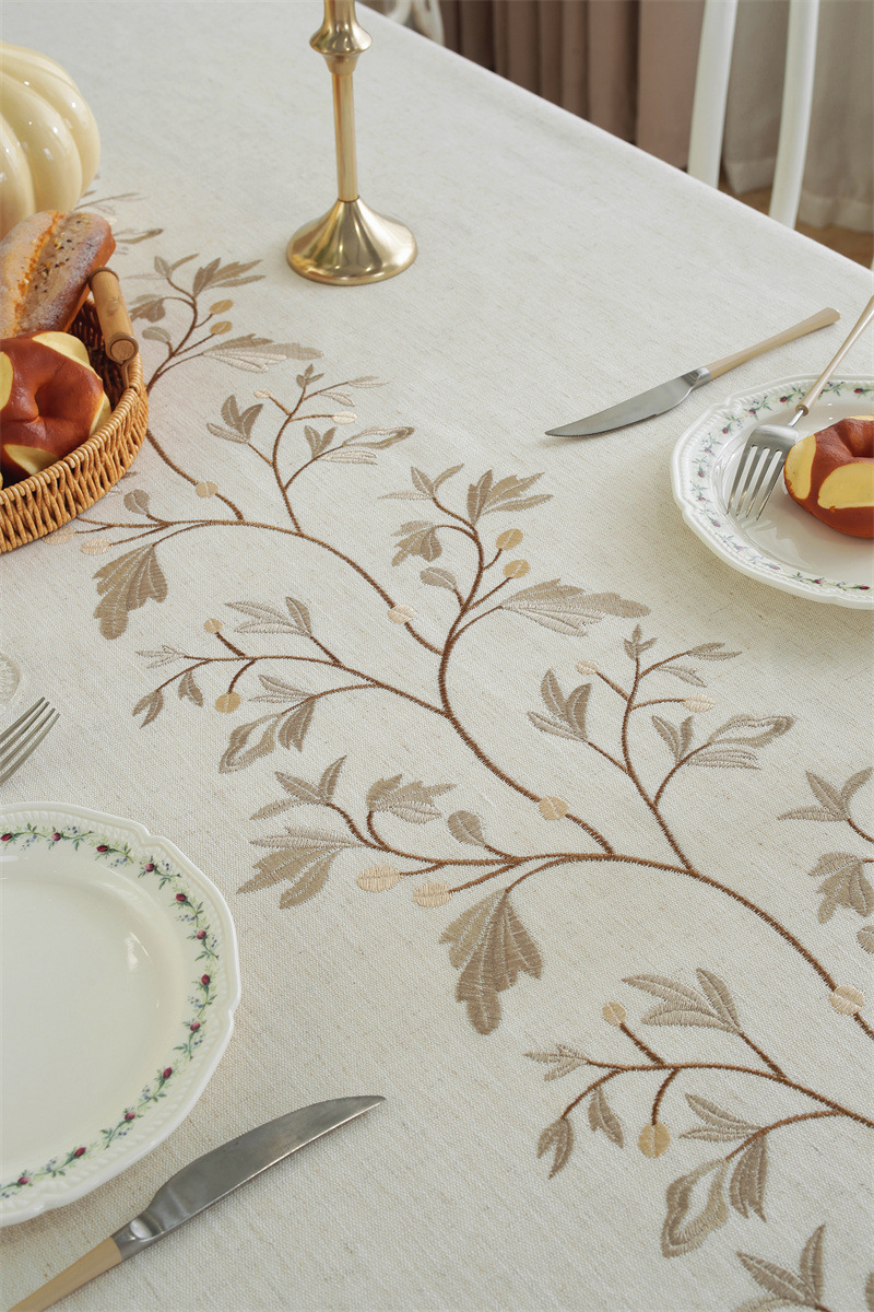 Nappe vintage à fleurs rouges en jacquard avec pompons_voghion.com