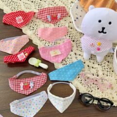かわいい自嘲熊のよだれかけの大合集は子供の服の10cmの綿の人形の公仔の平価の三角巾の小さいよだれかけを着ています。