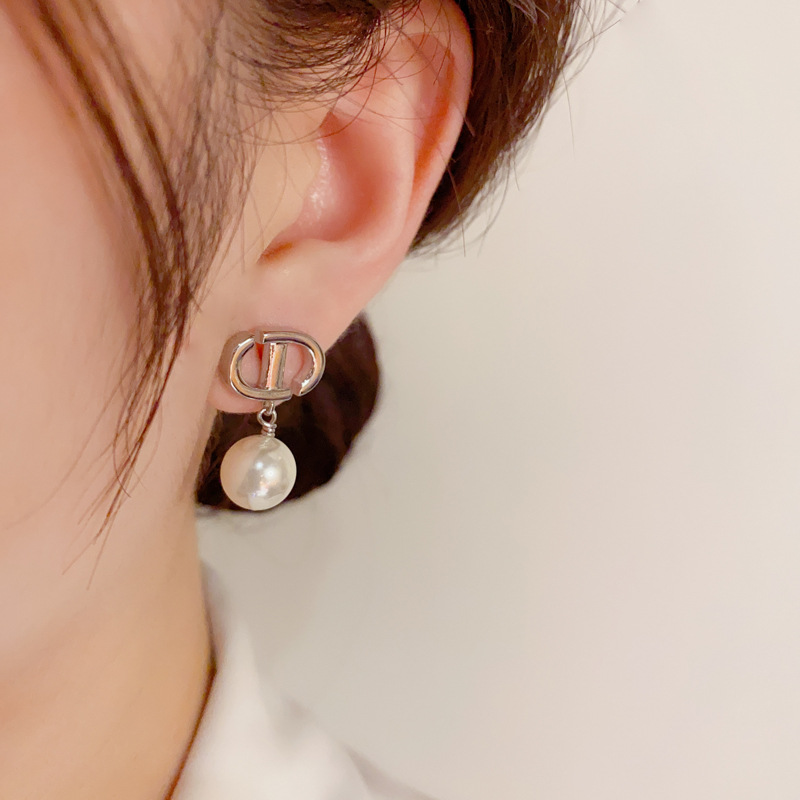 Estilo coreano elegante simple letra de metal aretes de perlas hembra Red personalidad roja Luz de lujo Socialite s925 pendientes de plata hembra