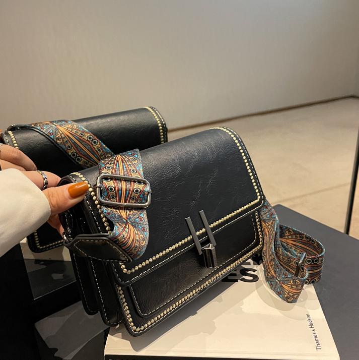 Popular retro textura bolso cuadrado para mujeres 2025 nuevo estilo simple de moda bolso de hombro correa ancha mochila casual