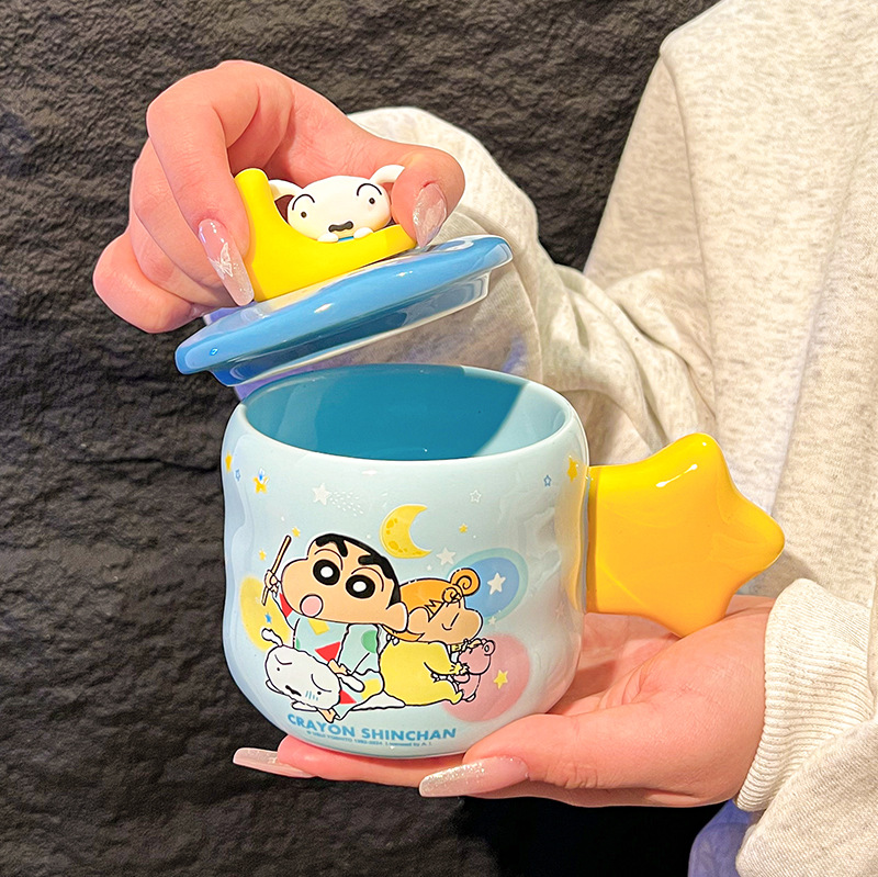 Crayon Shin-chan dream Xingyue taza de cerámica de alto valor con tapa personalidad creativa estudiante pareja taza de café