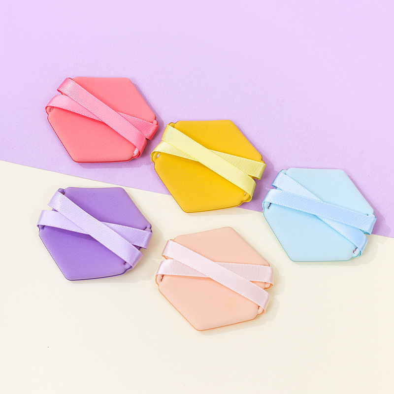 La borla de polvo de doble cinta personalizada de fábrica no come polvo, se agranda en el agua, cojín de esponja de maquillaje sin látex de diamante hexagonal