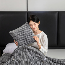 轻奢抱枕被子两用午睡枕头被汽车载靠枕垫办公室折叠加厚毯二合一