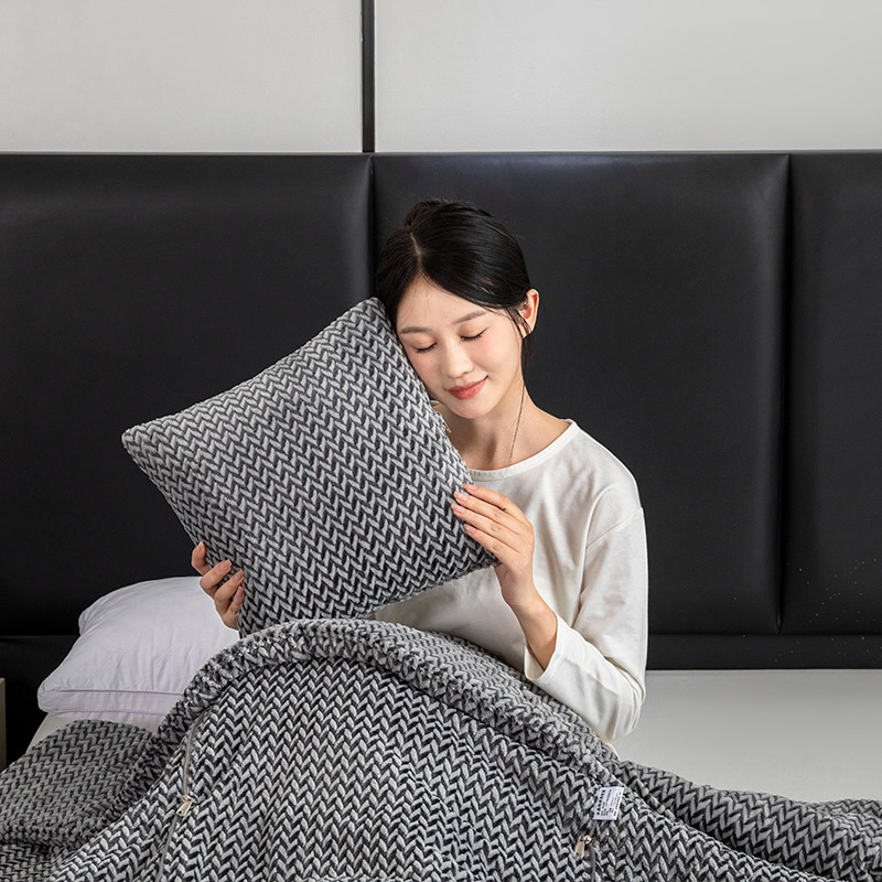 轻奢抱枕被子两用午睡枕头被汽车载靠枕垫办公室折叠加厚毯二合一
