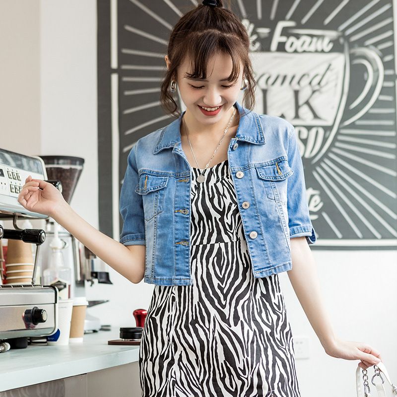デニムのコートの女性はやせています。|undefined