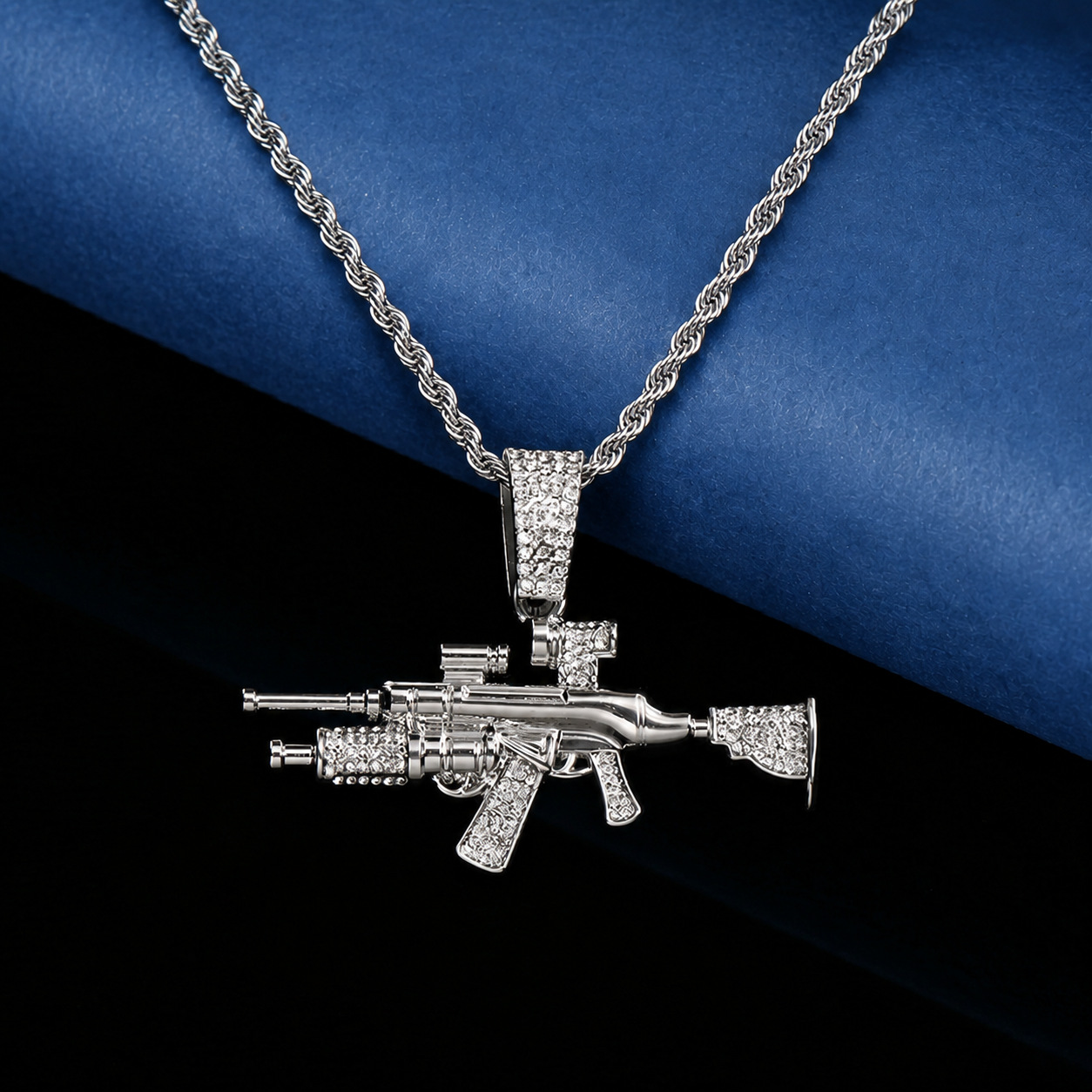 Joyas de pistola de diamantes europeos y americanos, simulación de aleación, modelo de arma AK, joyería de diamantes flash, collar de hombre de hip-hop, diamante completo
