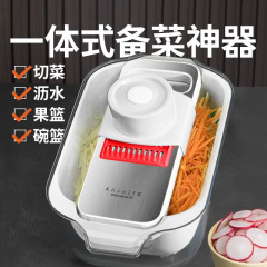 水切りかごを持っています。ステンレスの野菜切りの神器を持っています。